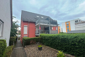 Außenansicht des Wohnhauses in Böblingen mit Umgebung, weiter entfernt aufgenommen