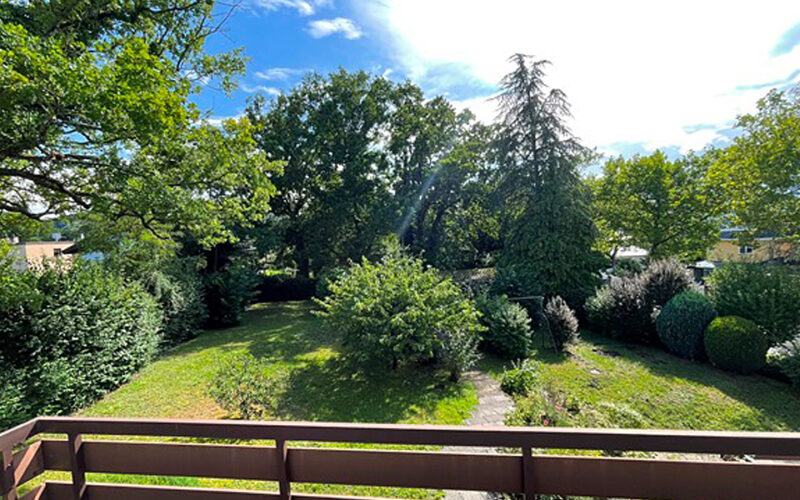 Architektenhaus in Pforzheim mit Blick auf den Garten vom Balkon – präsentiert von ImForum Immobilien