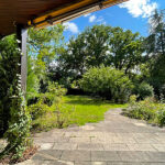 Architektenhaus in Pforzheim mit Blick von der Terrasse – präsentiert von ImForum Immobilien