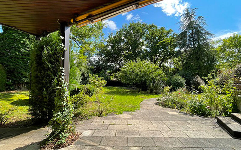 Architektenhaus in Pforzheim mit Blick von der Terrasse – präsentiert von ImForum Immobilien