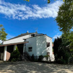 Architektenhaus in Pforzheim mit Blick von der Straße aufs Haus – präsentiert von ImForum Immobilien