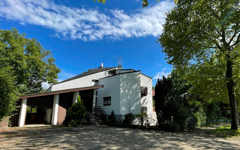 Architektenhaus in Pforzheim mit Blick von der Straße aufs Haus – präsentiert von ImForum Immobilien