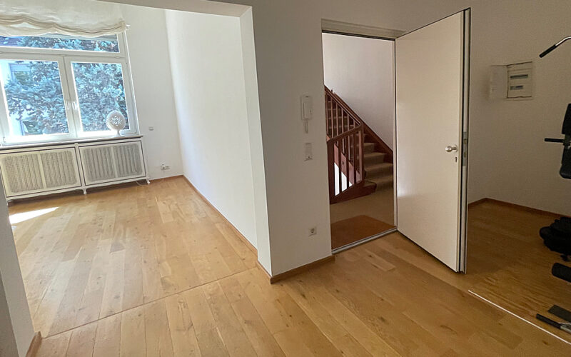 Eingangsbereich und Wohnraum der Wohnung im 1. Obergeschoss des Mehrfamilienhauses in der Mannheimer Oststadt