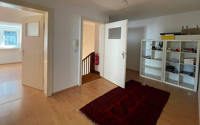 Eingangsbereich und Wohnraum der Dachgeschosswohnung im 3-Familienhaus Mannheim