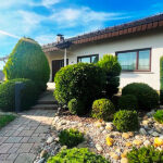 Einfamilienhaus in Fürth Odenwald – schräger Straßenblick mit Garten