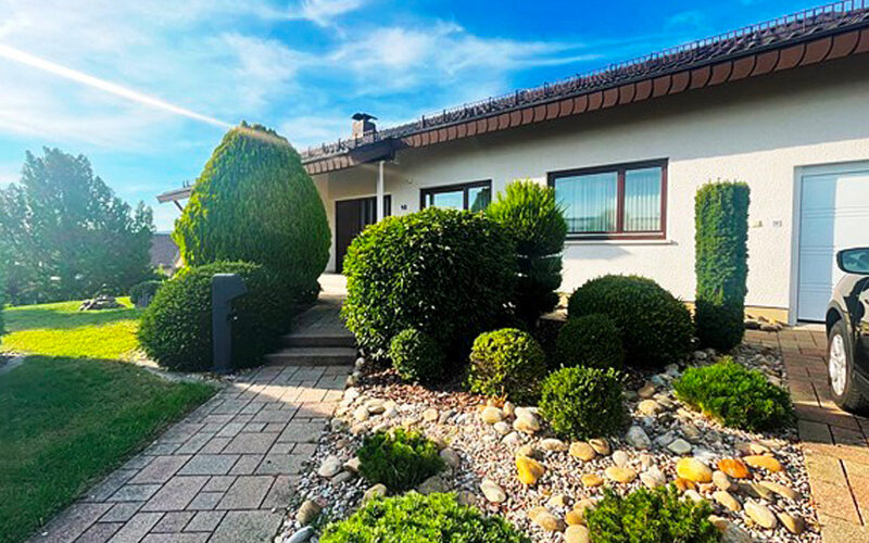 Einfamilienhaus in Fürth Odenwald – schräger Straßenblick mit Garten