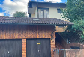 Zweifamilienhaus in Kämpfelbach Bilfingen – Straßenansicht mit Garagen