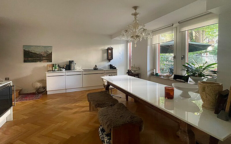 Helle, modernisierte Küche in der Wohnung im 1. Obergeschoss des Mehrfamilienhauses