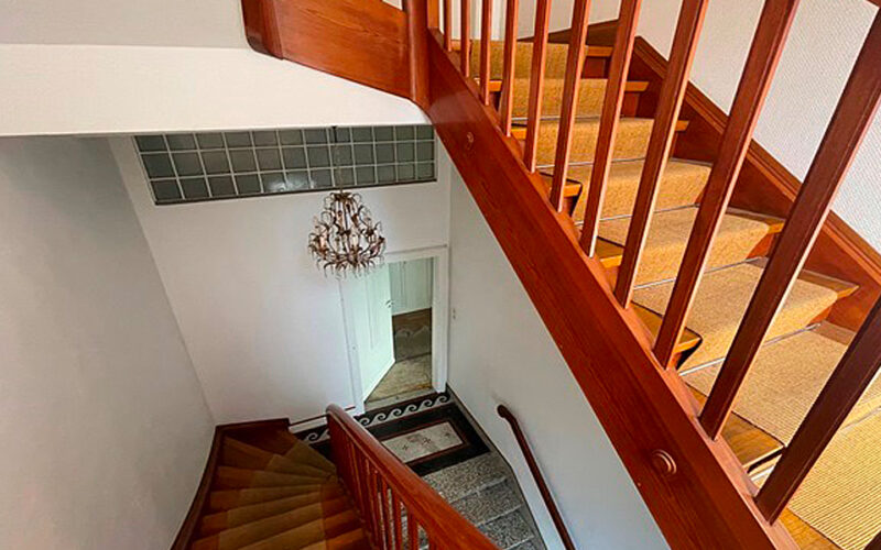 Original Treppenhaus mit Holztreppe und Terrazzo-Boden im 3-Familienhaus Mannheim